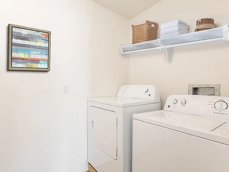 Avon Commons Apartment Homes — Photo 11