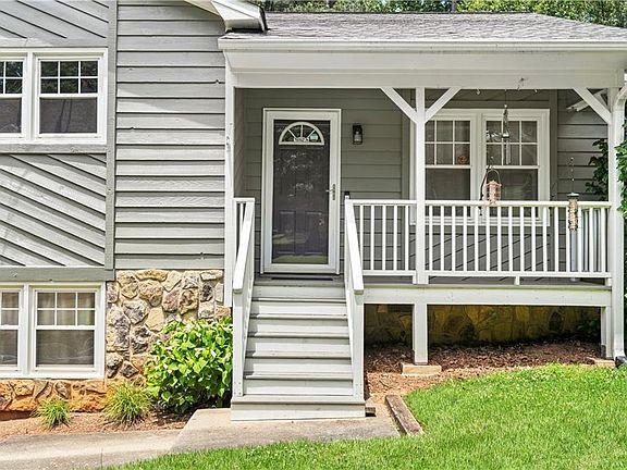 3rd image of 204 Bascomb Ln