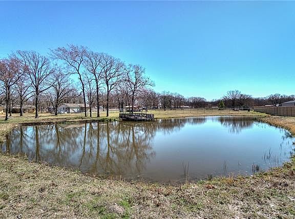 2nd image of 105 Lakewood Trl