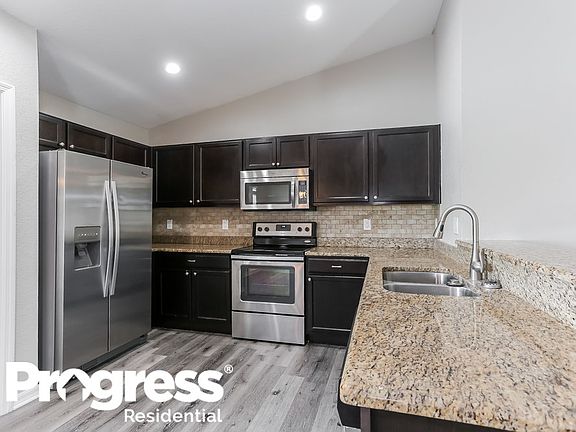 5th image of 707 Brenton Leaf Dr