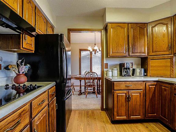 2nd image of 121 Oreole Dr NE