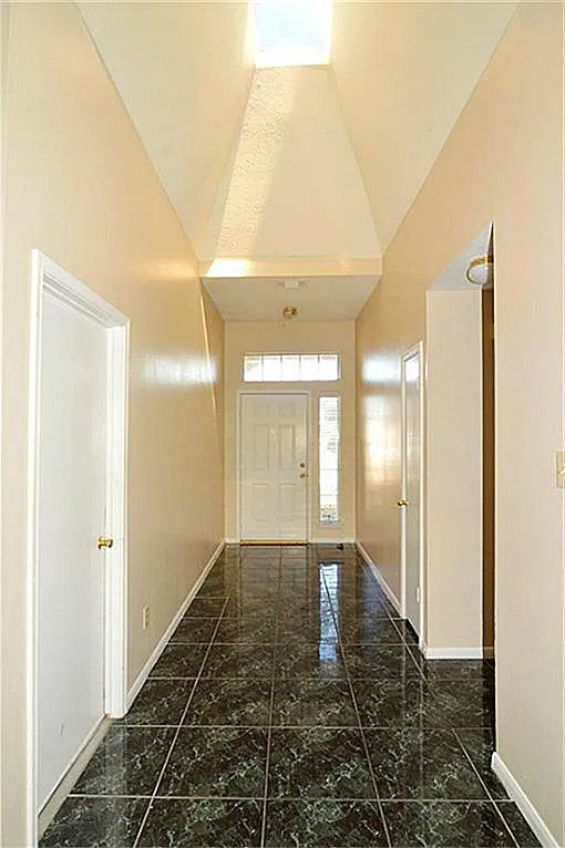 4 bed, 2.5 bath, 1861 sqft, $2,400 — Photo 2