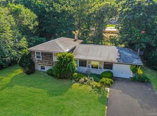 11 Easterly Rd, Hampton Bays, NY 11946