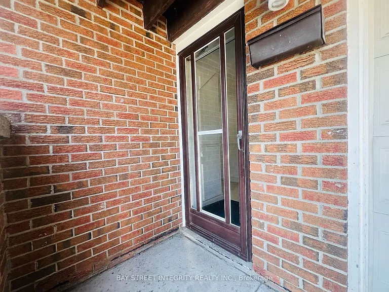 7 Snowhill Cres — Photo 3