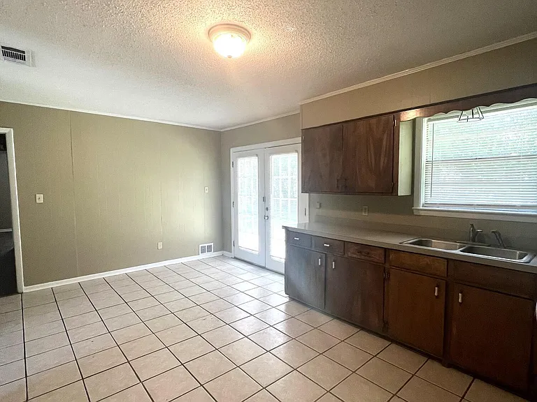 104 Michael Ct — Photo 6