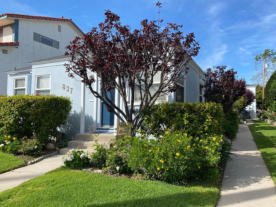 Front of property. The listed unit (839 21st St) is the 2nd unit from the front.