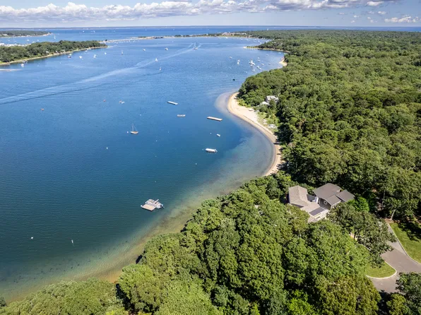 217 Barnes Rd, Oak Bluffs, MA 02557