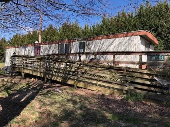 205 Cross Ridge Ln, Galax, VA 24333