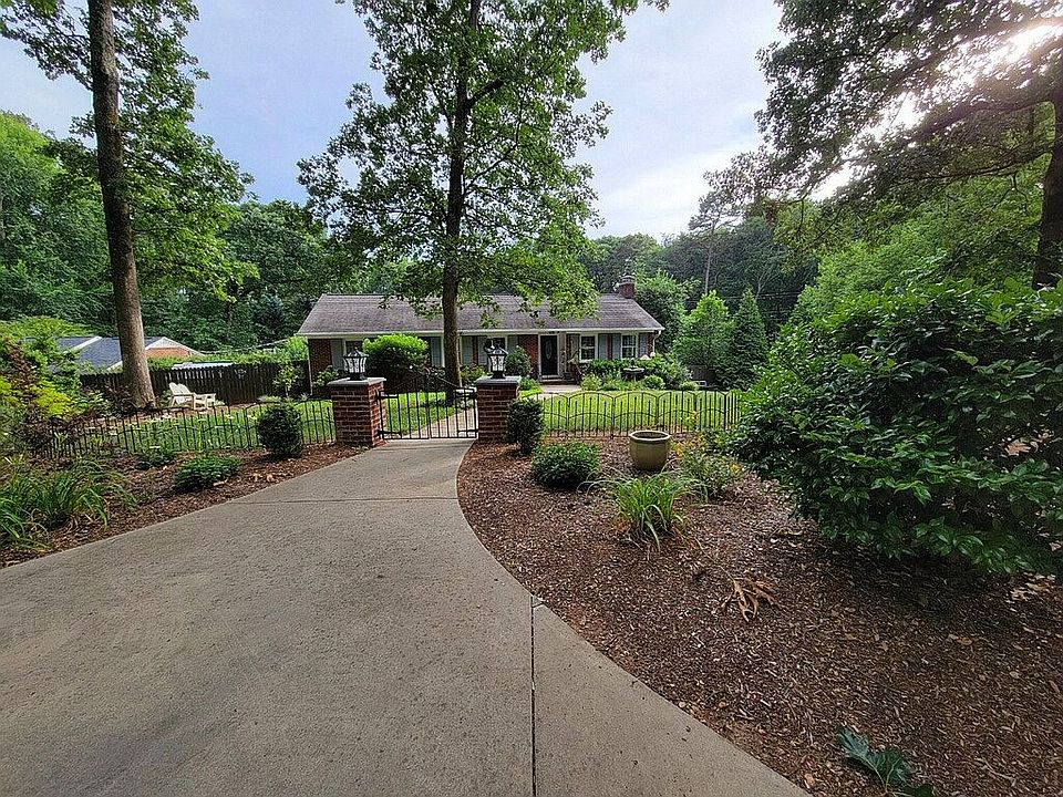 1st image of 200 Oak Dr