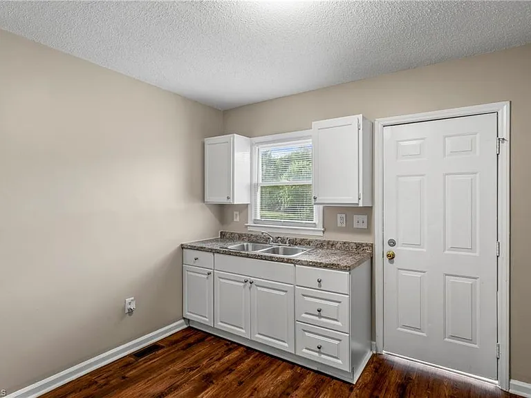 2210 E Market St — Photo 17