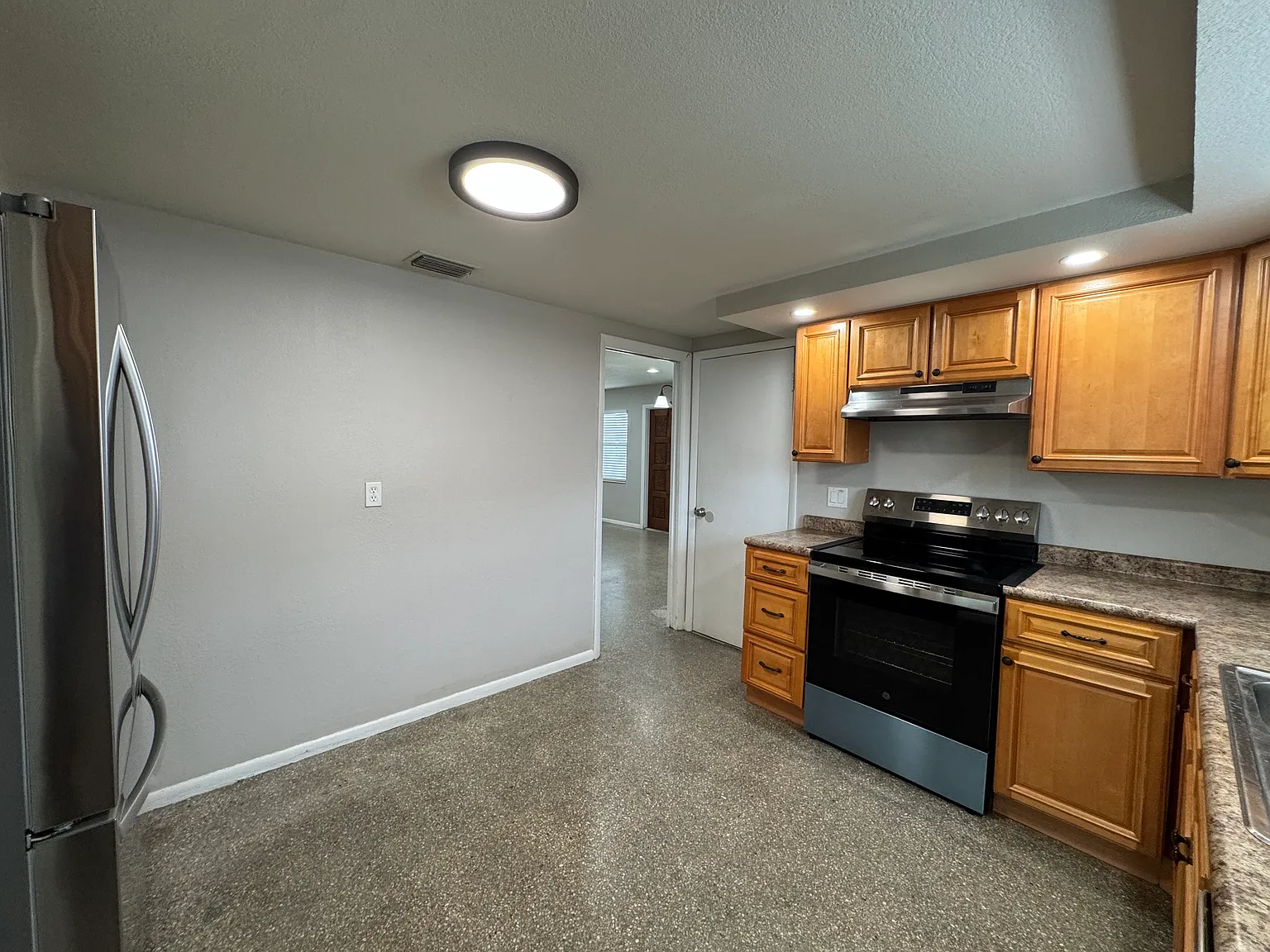 4 bed, 1366 sqft, $2,100 — Photo 4