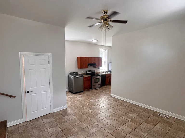 2101 S Marshall Blvd #1F — Photo 2