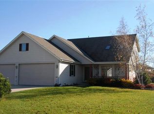 N7887 Maple Ridge Rd, Oconomowoc, WI 53066