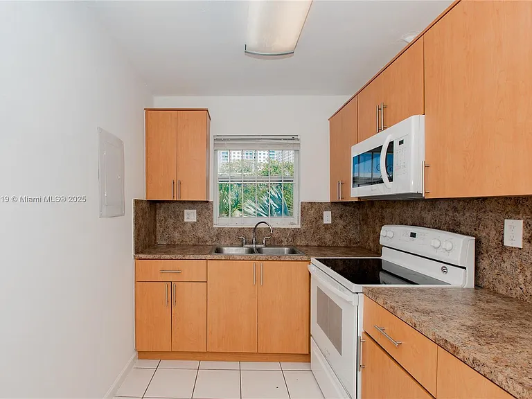 1060 NE 78th Street Rd #10 — Photo 6