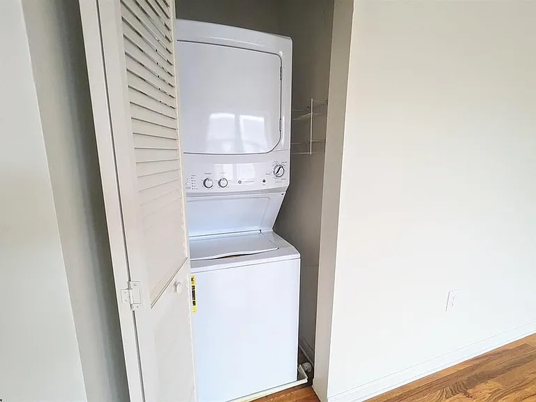 2 S Oakland Ave — Photo 17