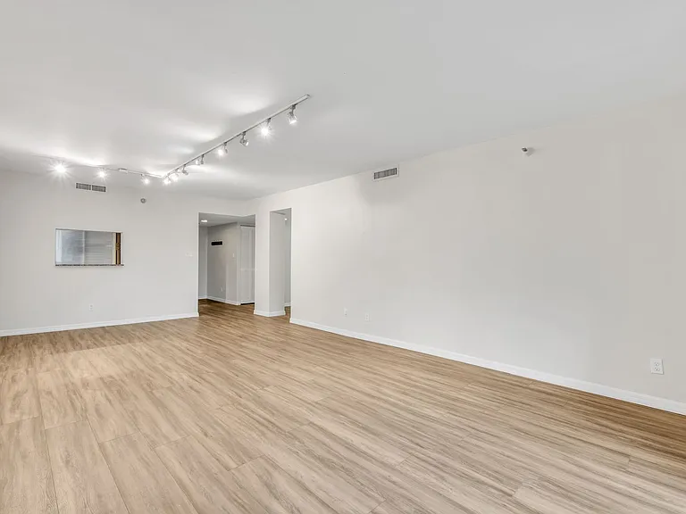 201 W Laurel St #607 — Photo 4