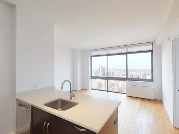 808 Columbus Avenue image 1 of 9