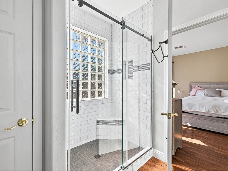 2433 W Ellis St — Photo 17