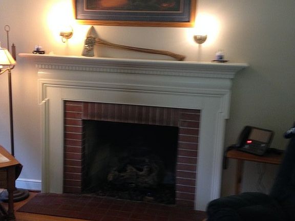 Fireplace has Gas Logs