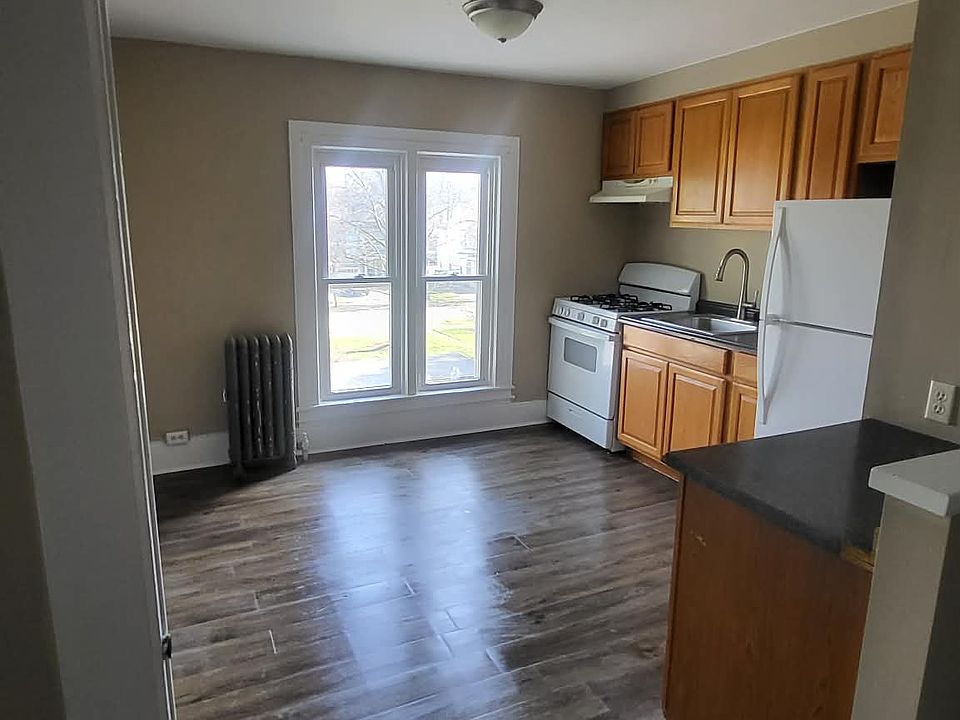 1st image of 104 William St #3