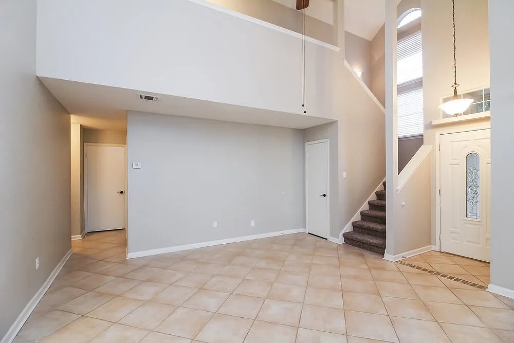 3 bed, 2.5 bath, 1638 sqft, $2,115 — Photo 3