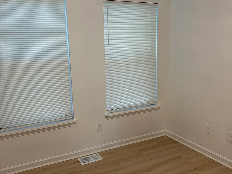 520 Michigan St — Photo 16