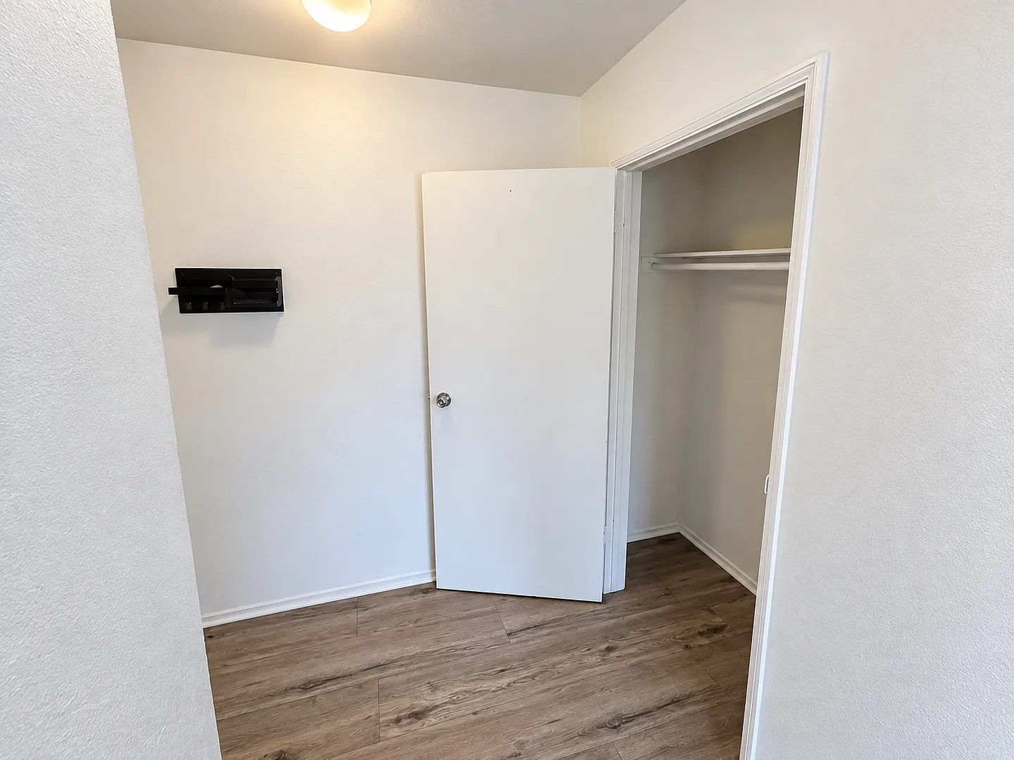 Spacious 2BR/2BA in NoHo Quiet 2nd Floor, Central A/C, 2 Parking Spaces — Photo 4
