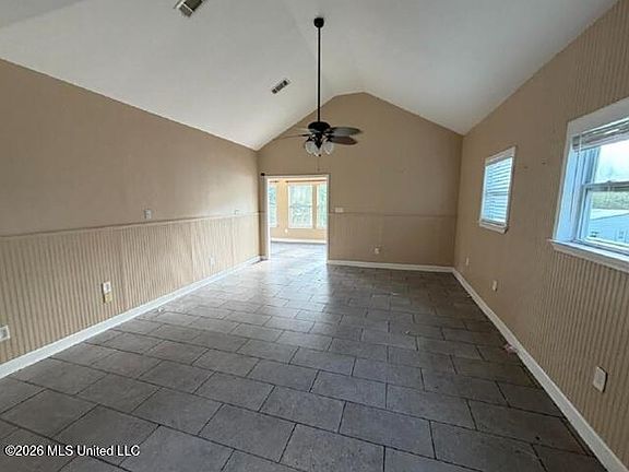 5th image of 304 Vacation Ln