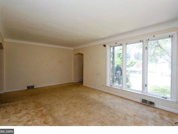 4th image of 1738 Hoyt Ave E