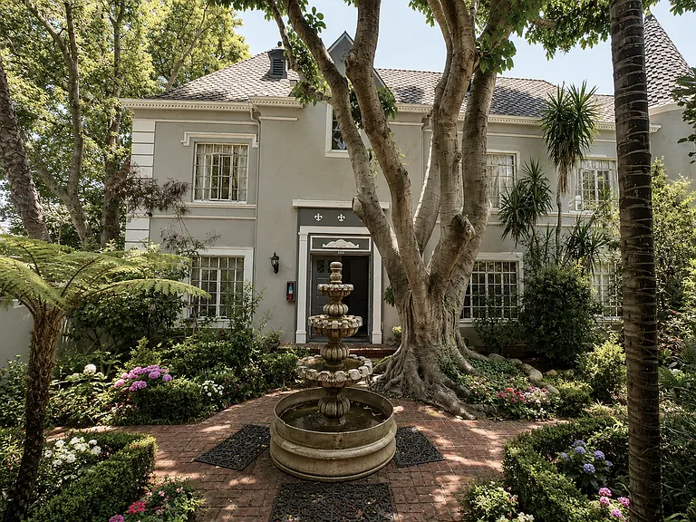 EXTERIOR BUILDING COURTYARD