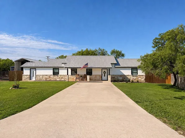 202 Bryan Dr, Jourdanton, TX 78026