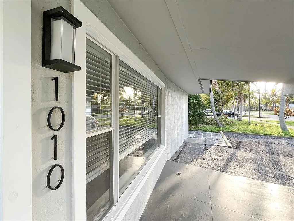 3 bed, 2.0 bath, 1069 sqft, $3,100 — Photo 3