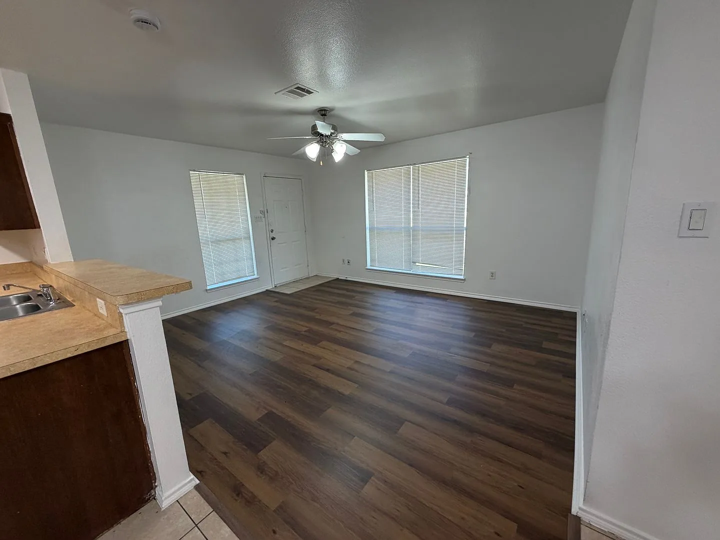 Move in Ready - 3 bedroom 2 bath 1 car garage — Photo 3