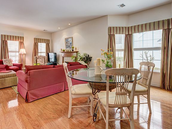 3rd image of 8 Golden Spruce Dr