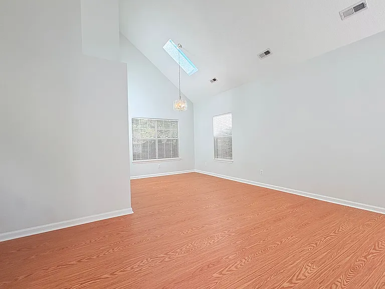 110 Amelia Ct — Photo 2
