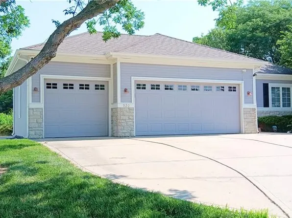920 Oakmont Dr, Lansing, KS 66043
