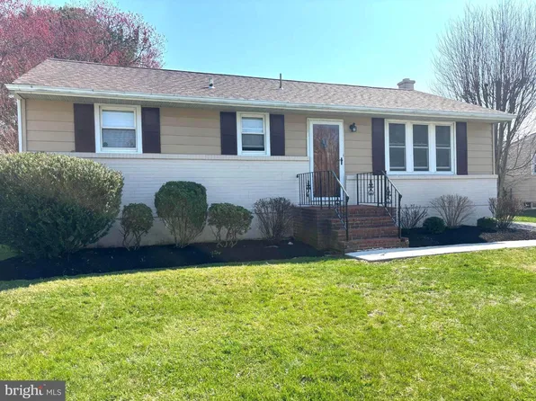 49 Lake Dr, Newark, DE 19702
