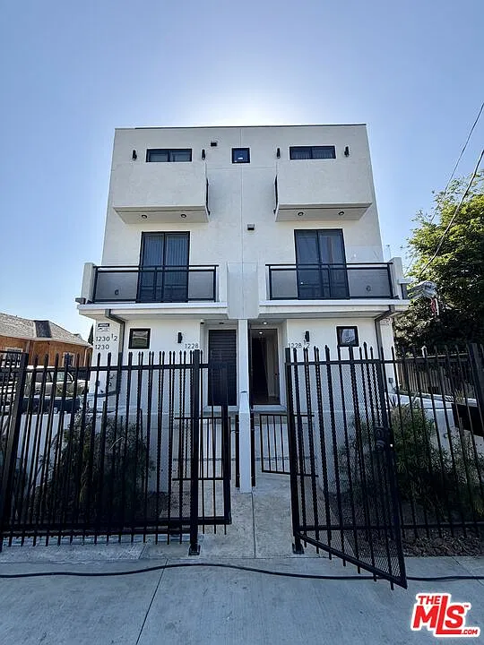 3 bed, 3.0 bath, 1374 sqft, $3,125 — Photo 2
