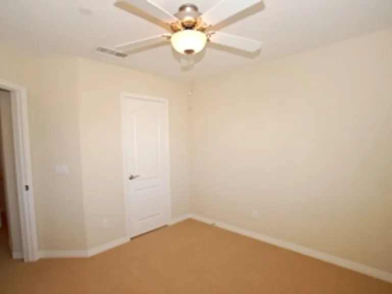 1045 Loretta Ln — Photo 10