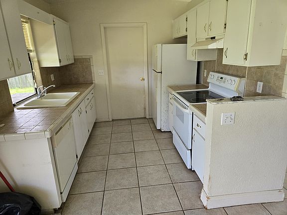 3rd image of 982 SW Janette Ave