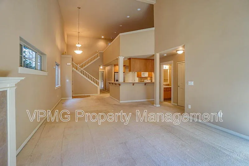 3 bed, 2.0 bath, 1882 sqft, $2,395 — Photo 4