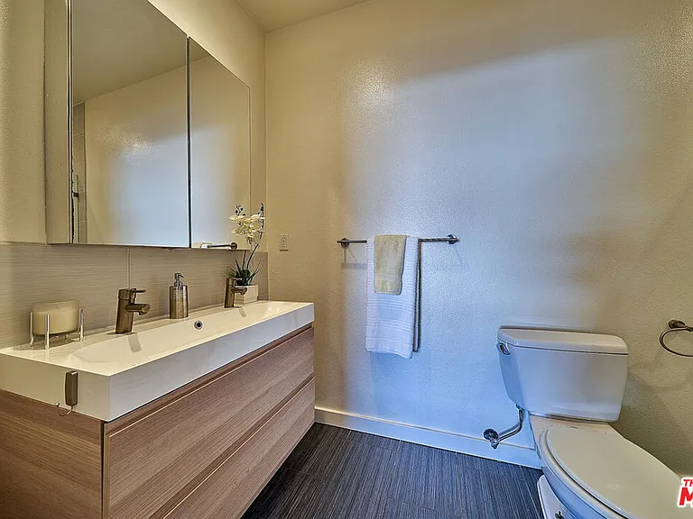 614 N Genesee Ave — Photo 18
