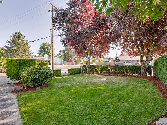 4th image of 615 SE 32nd Ave