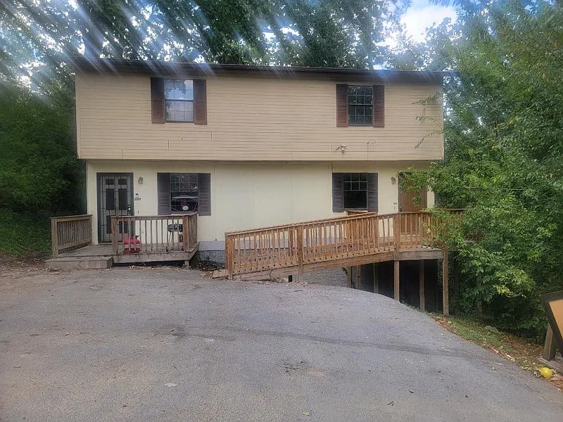 3 bed, 1.5 bath, 1100 sqft, $1,200 — Photo 1