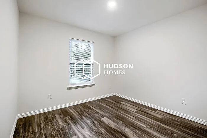 916 Olive St — Photo 12