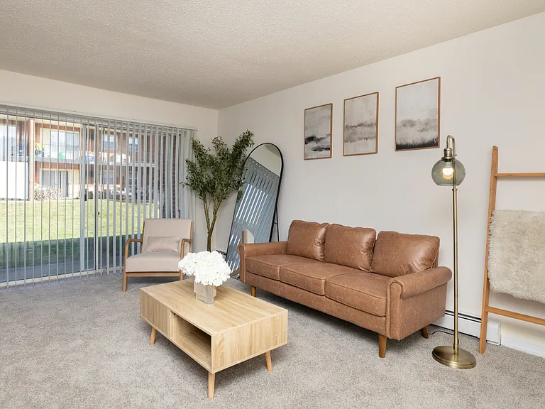 Colonial Point Apartments — Photo 27