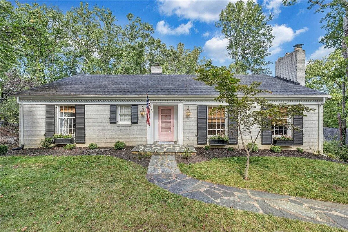 4 bed, 3.0 bath, 2298 sqft, $2,800 — Photo 1