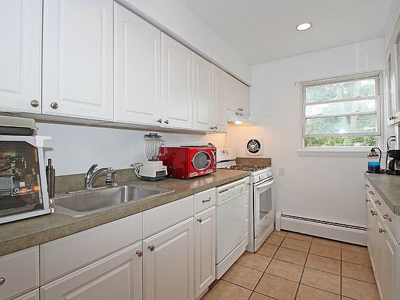 4th image of 43 Conforti Ave APT 28