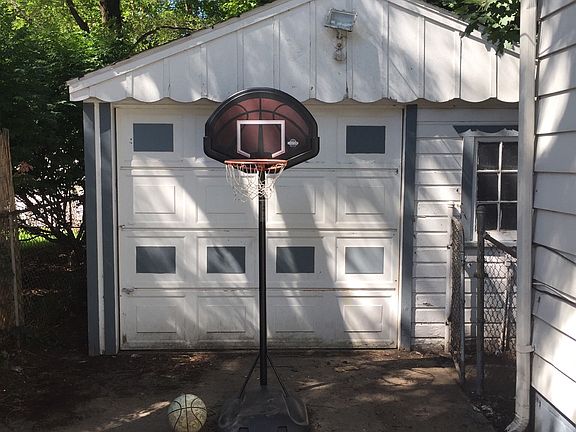 5th image of 23541 Sherman Ave