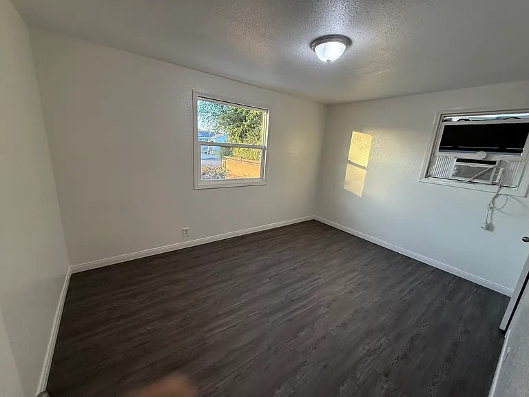 2106 W Olive Ave — Photo 2